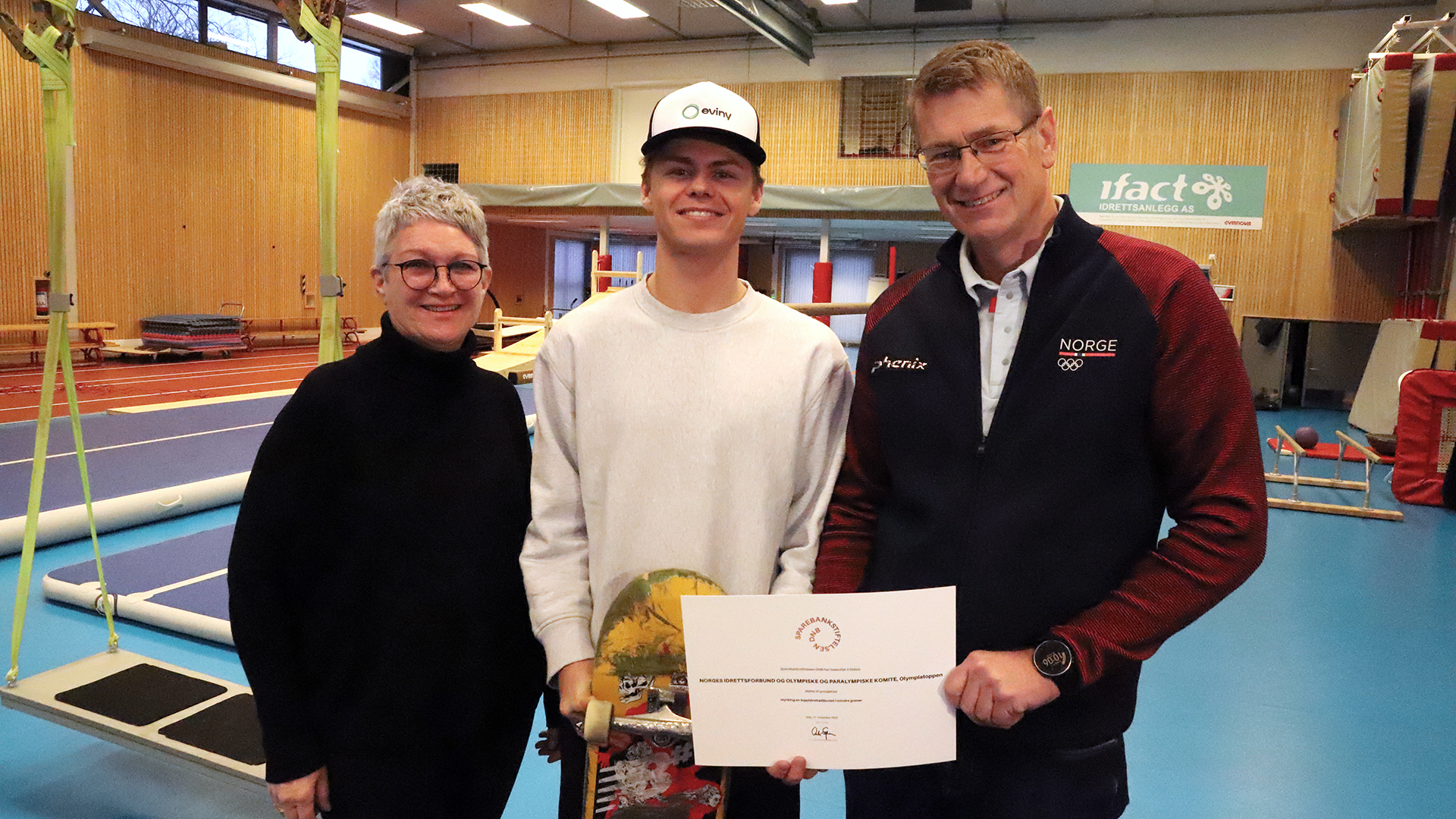 Gavesjef i Sparebankstiftelsen DNB, Sissel Karlsen, overrakte fredag en gave på til sammen 30 millioner over fire år. 

Fra venstre: Sissel Karlsen, skateboarder Elias Nilsen, toppidrettssjef Tore Øvrebø. Foto og video: Geir Owe Fredheim / NIF