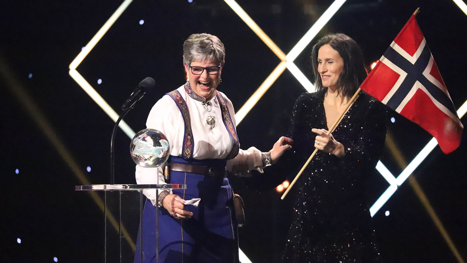 Eira Weseth fra Hof IL ble overrasket av selveste Marit Bjørgen da hun vant Årets ildsjel 2023. Foto: Geir Owe Fredheim